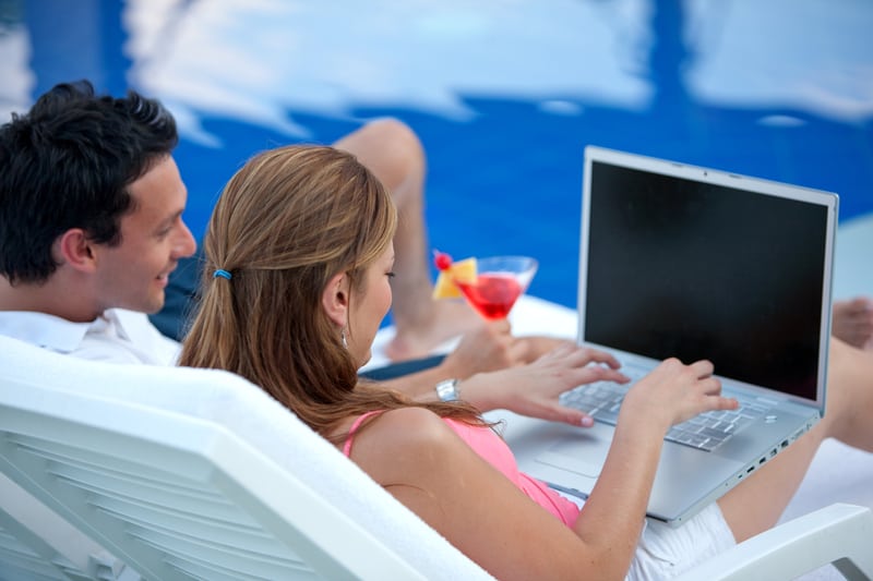 Studiu Starcom MediaVest Group: consumul de internet pe timpul verii