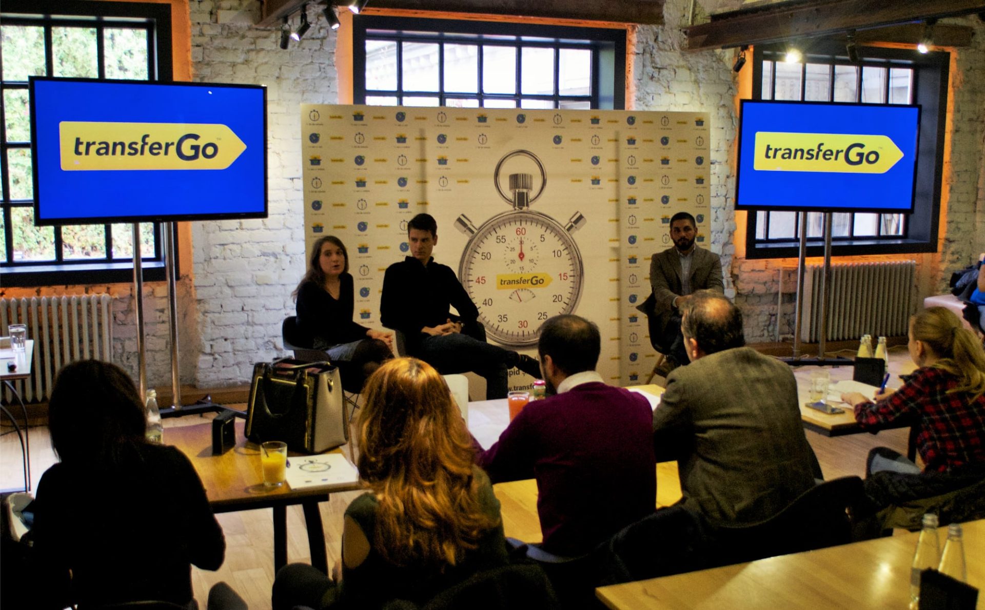 Peste 15.000 de români au trimis bani prin TransferGo