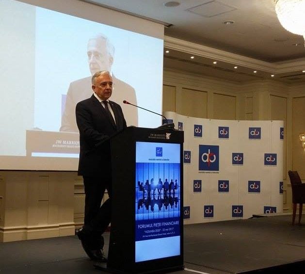 Isărescu, către bănci: reporniţi creditarea!
