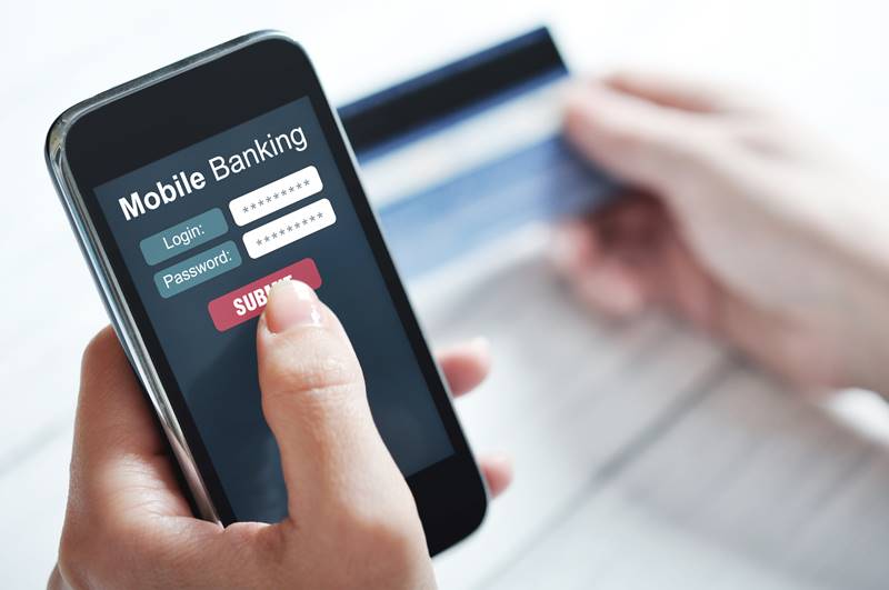 Tu cu cine faci banking? Aproape 70% dintre români utilizează produse și servicii bancare