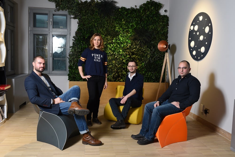 Business serios cu desene animate