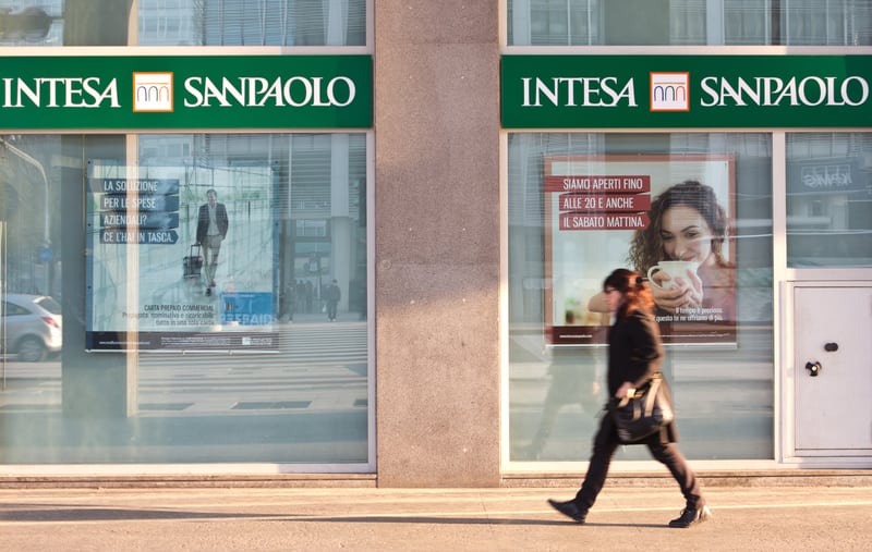Intesa Sanpaolo urcă pe locul 11 în Topul băncilor