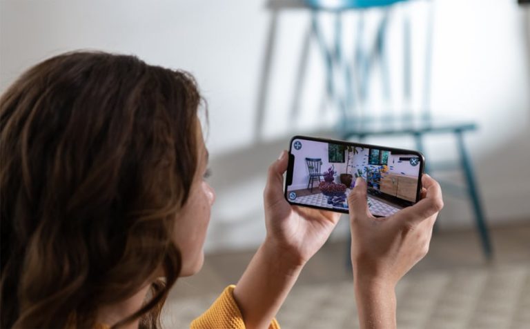 Apple iPhone Xs hands screen