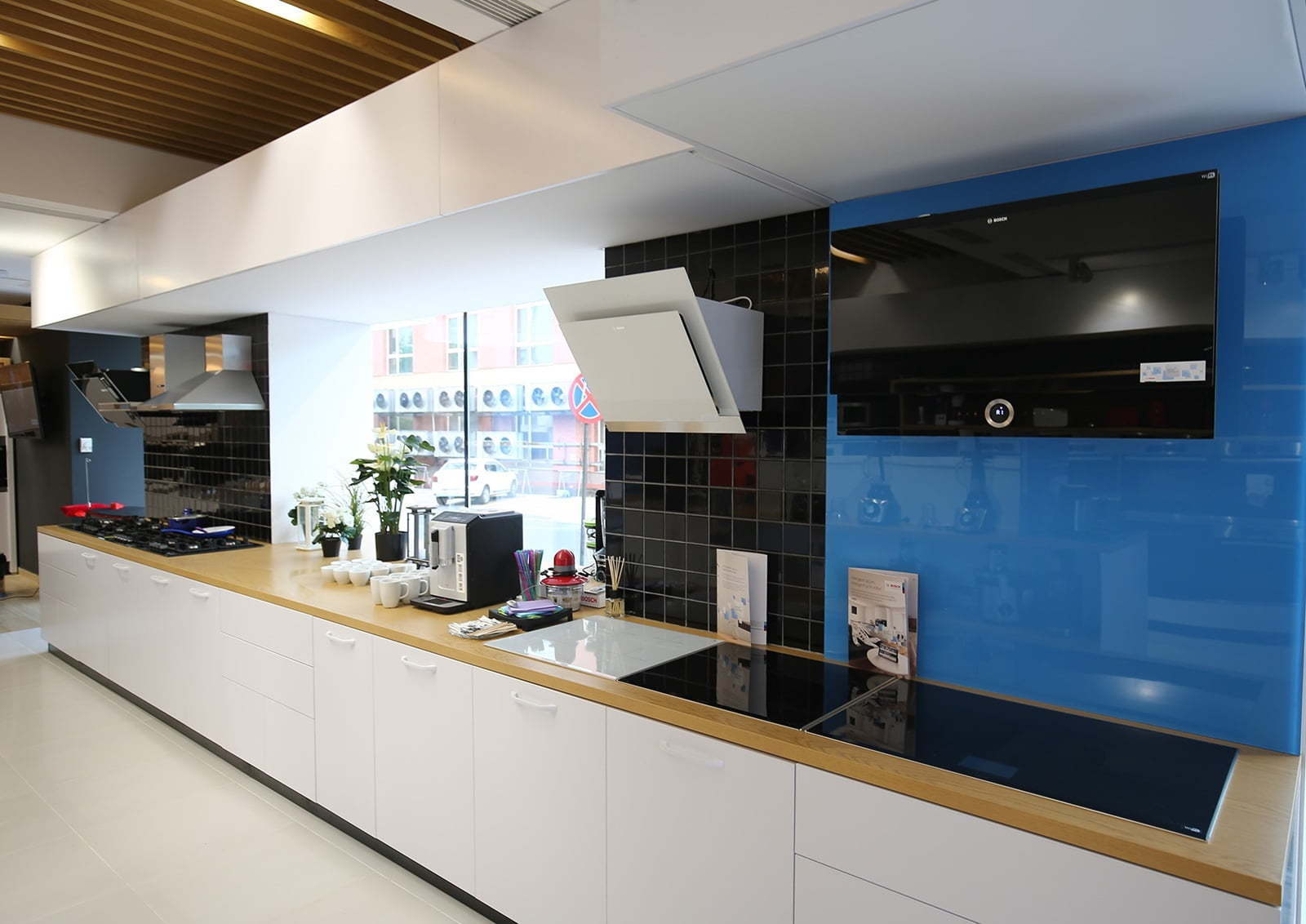 S-a deschis primul showroom de mobilă și electrocasnice din România