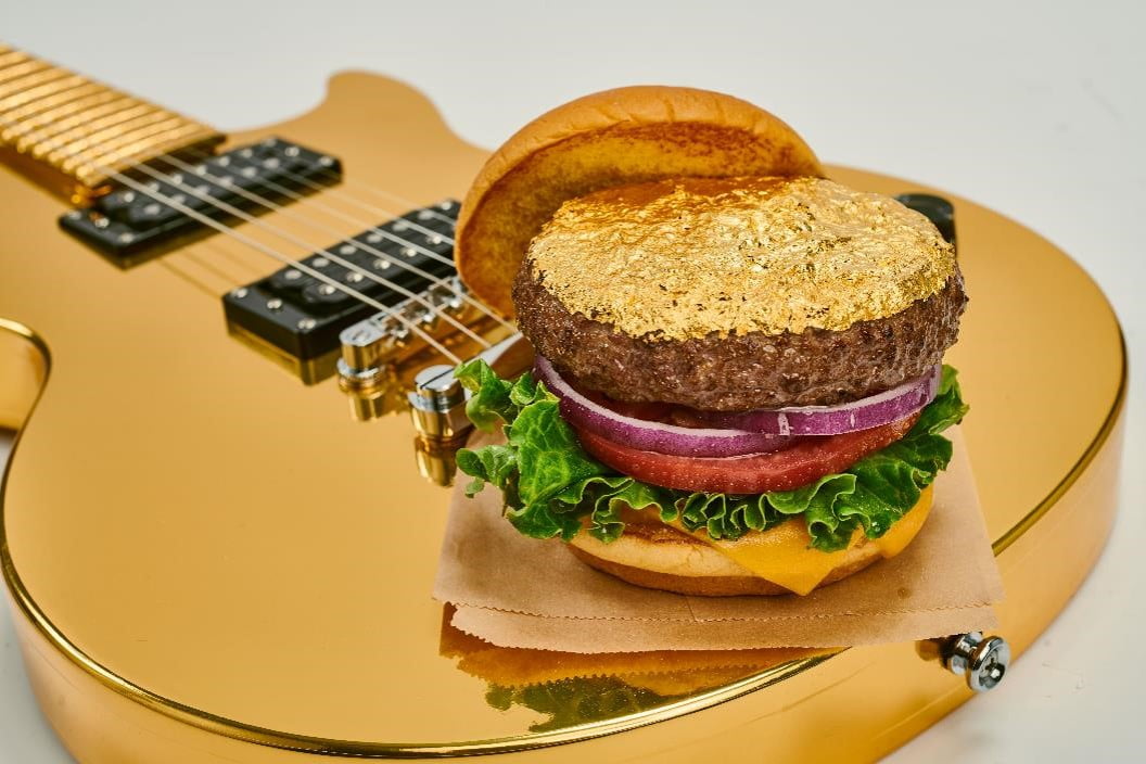 Premieră mondială: Steak Burger cu foiță de aur