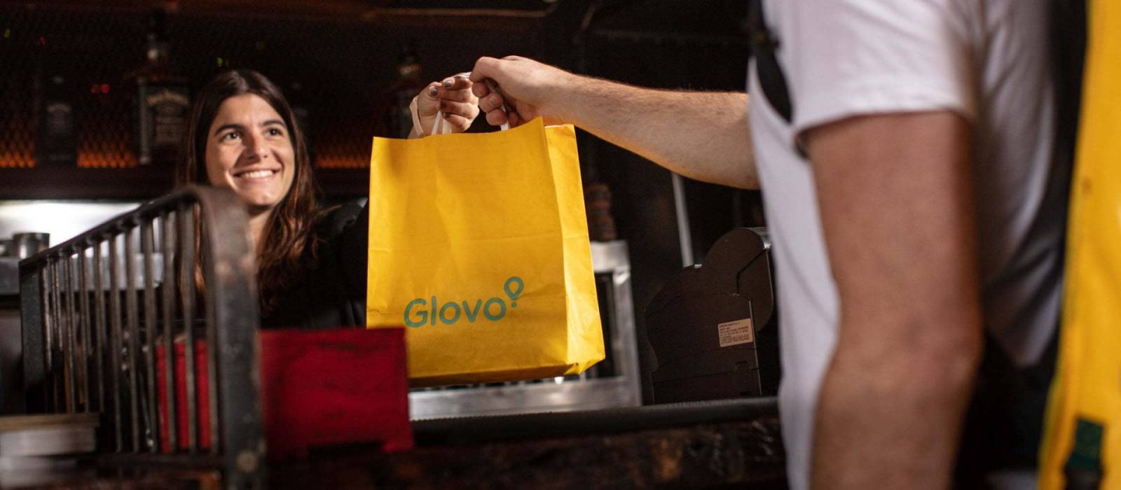 Programul de livrări Glovo se extinde în nopțile de weekend în București