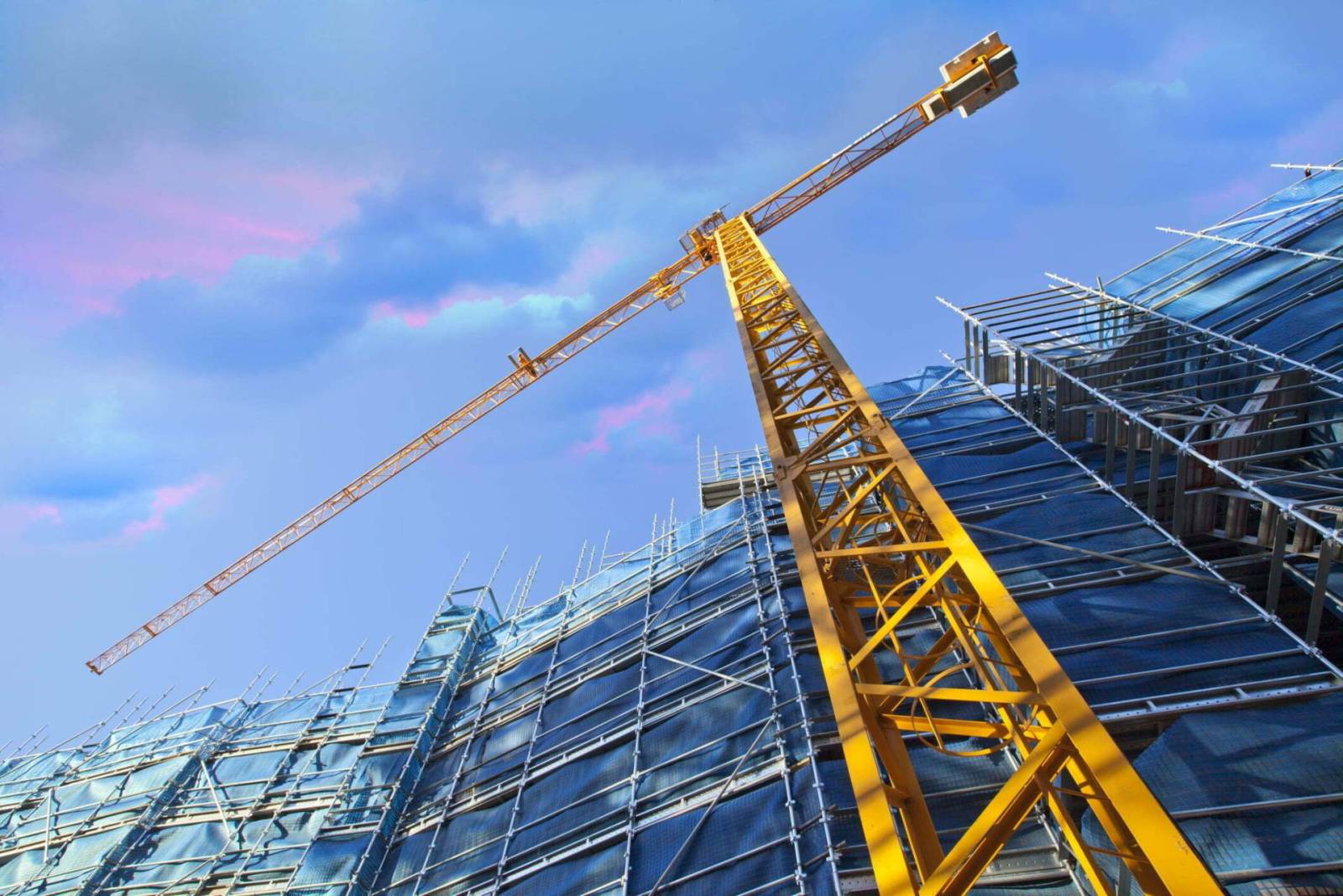Construcțiile și comerțul, cele mai active sectoare vara
