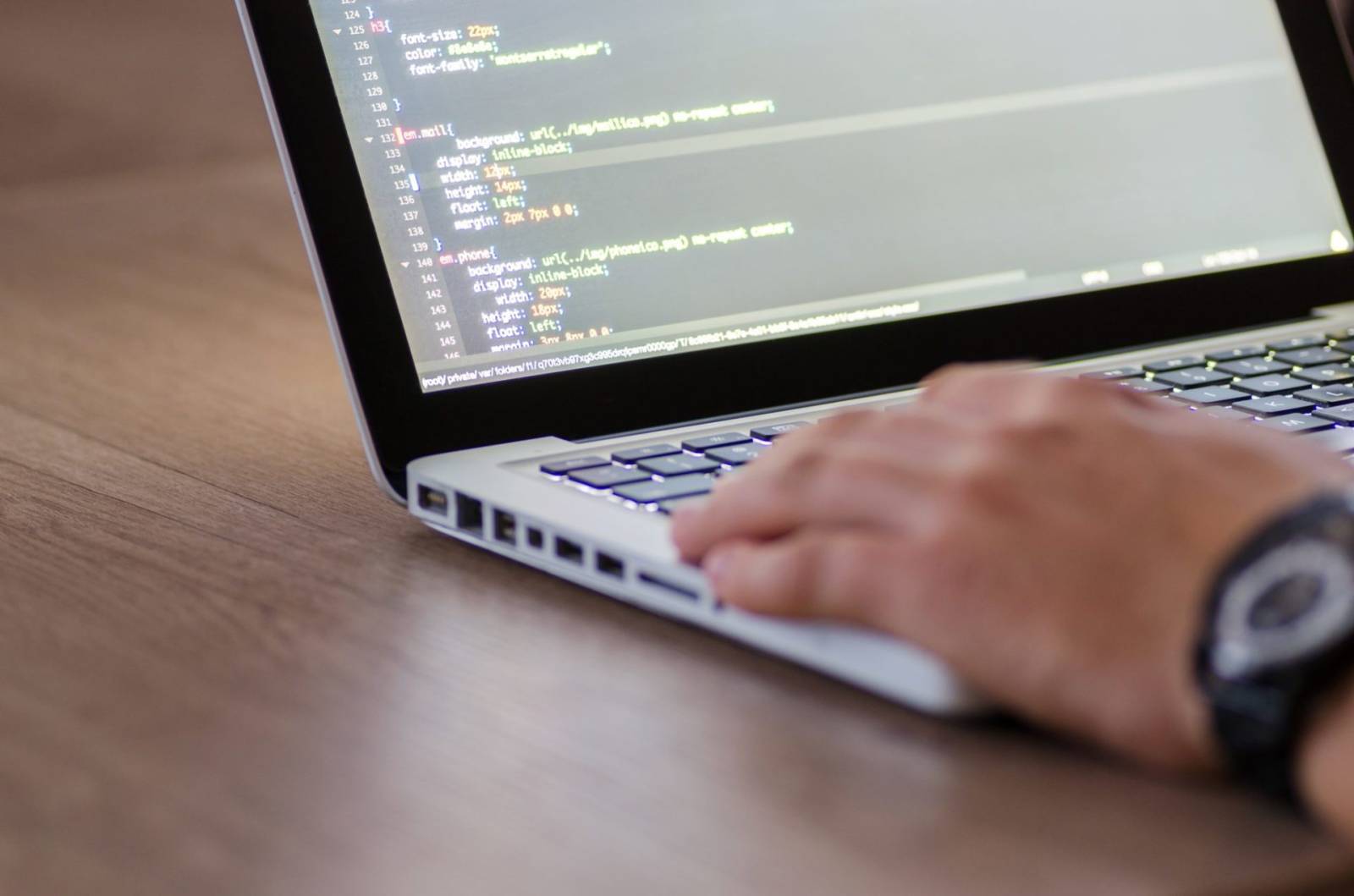 Care sunt limbajele de programare care îți asigură un job în IT?