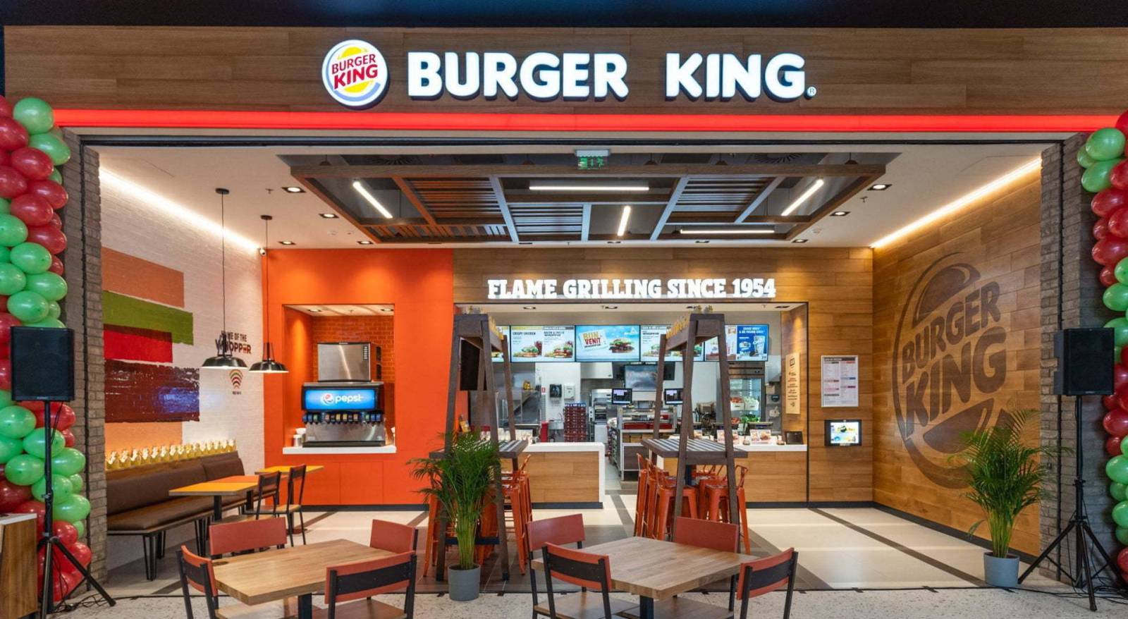Peste 15.000 de clienți Burger King în prima săptămână de la deschidere