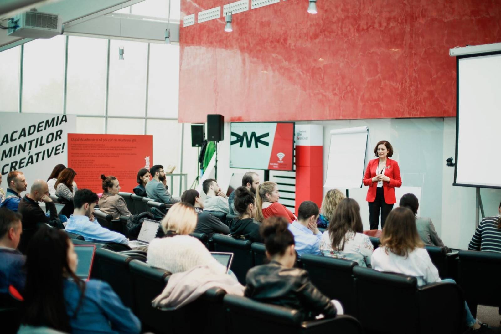 UniCredit Bank aduce “Academia Minților Creative” la Cluj