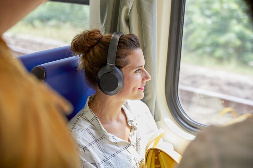 Philips lansează căștile cu funcție activă de anulare a zgomotului de fundal