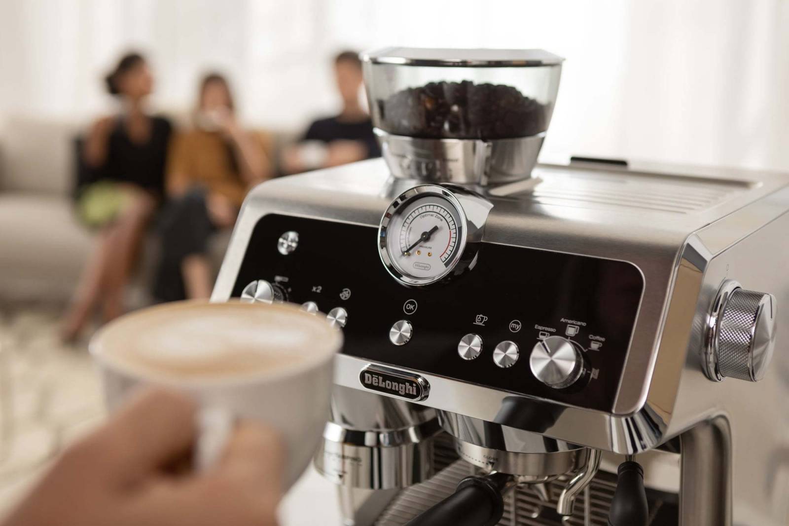 Un nou espressor în portofoliul De'Longhi