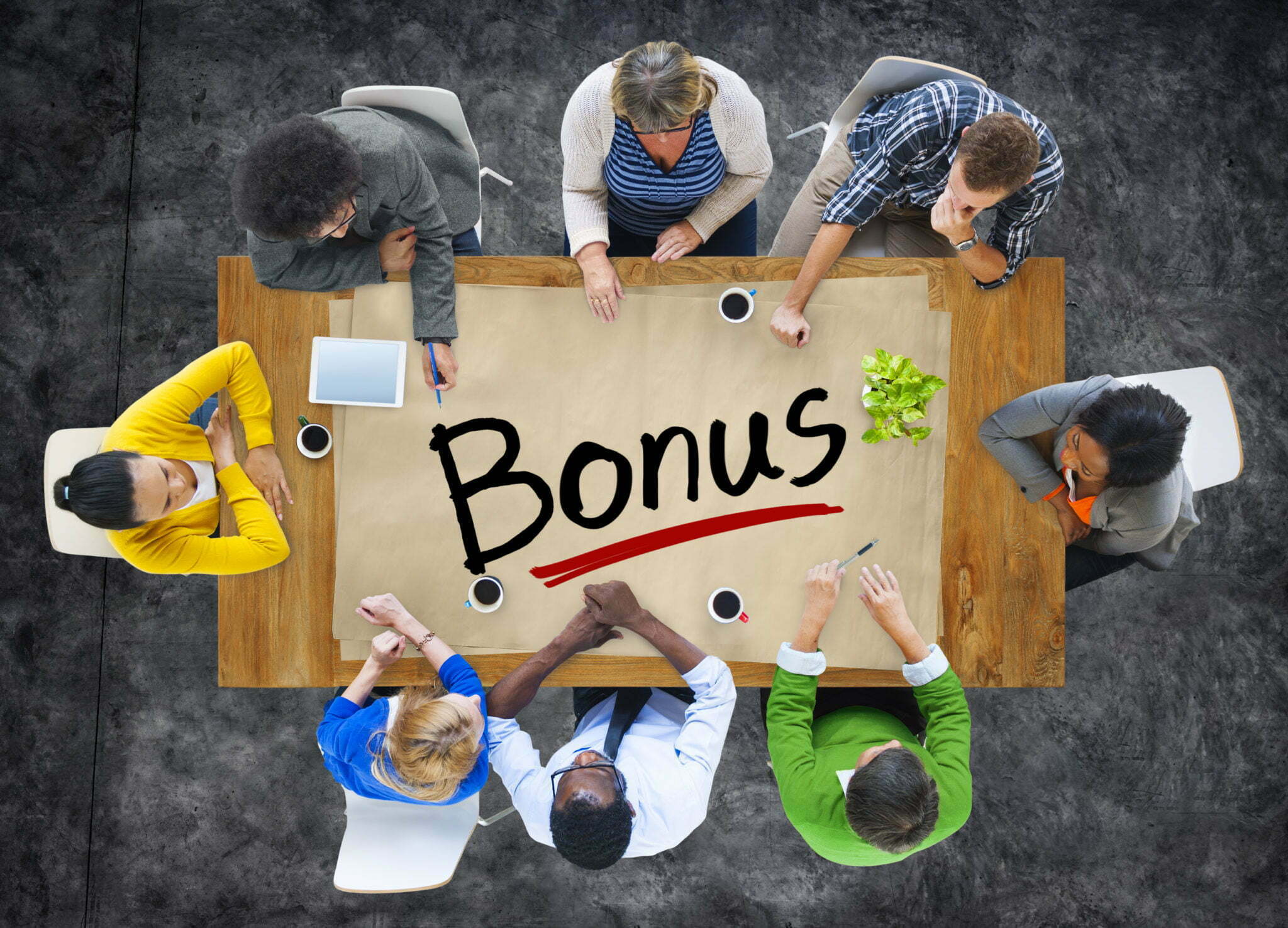 Românii cumpără cadouri și vacanțe din beneficiile extrasalariale