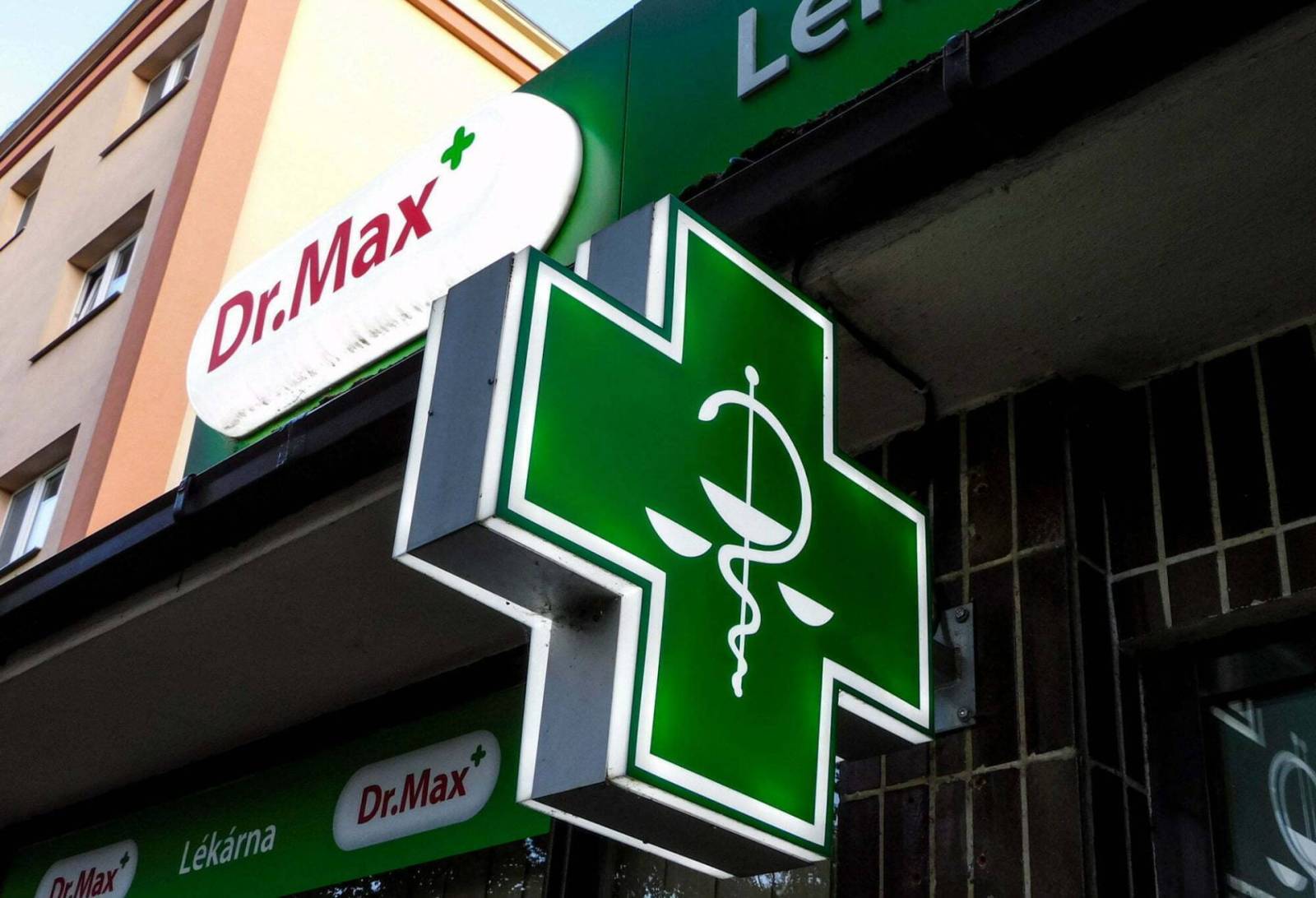Dr.Max intră pe piața locală cu peste 400 de farmacii