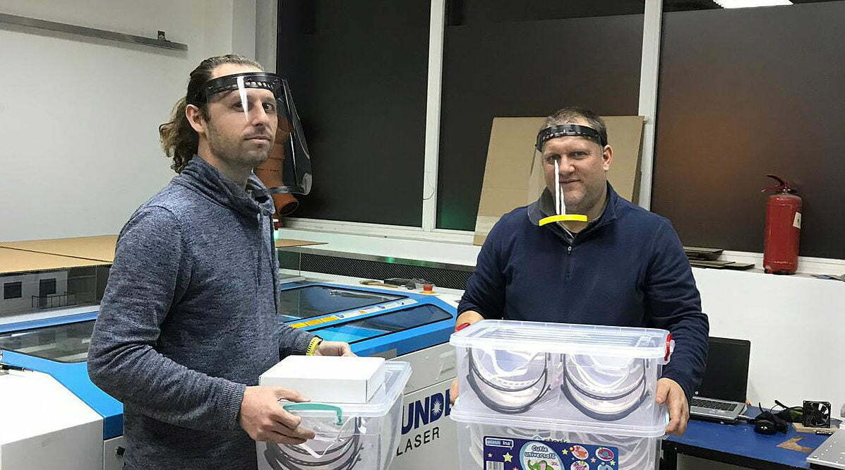 Cum produce o asociație românească viziere folosind imprimante 3D
