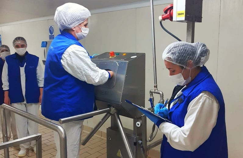 BizRemote: Cum se lucrează într-o fabrică de mezeluri în vremea coronavirus