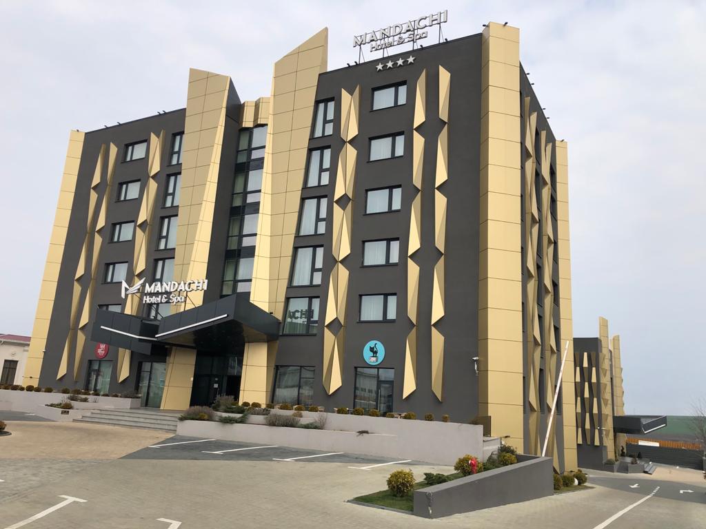 Omul de afaceri Ștefan Mandachi își pune hotelul gratuit la dispoziția personalului medical și a vol...