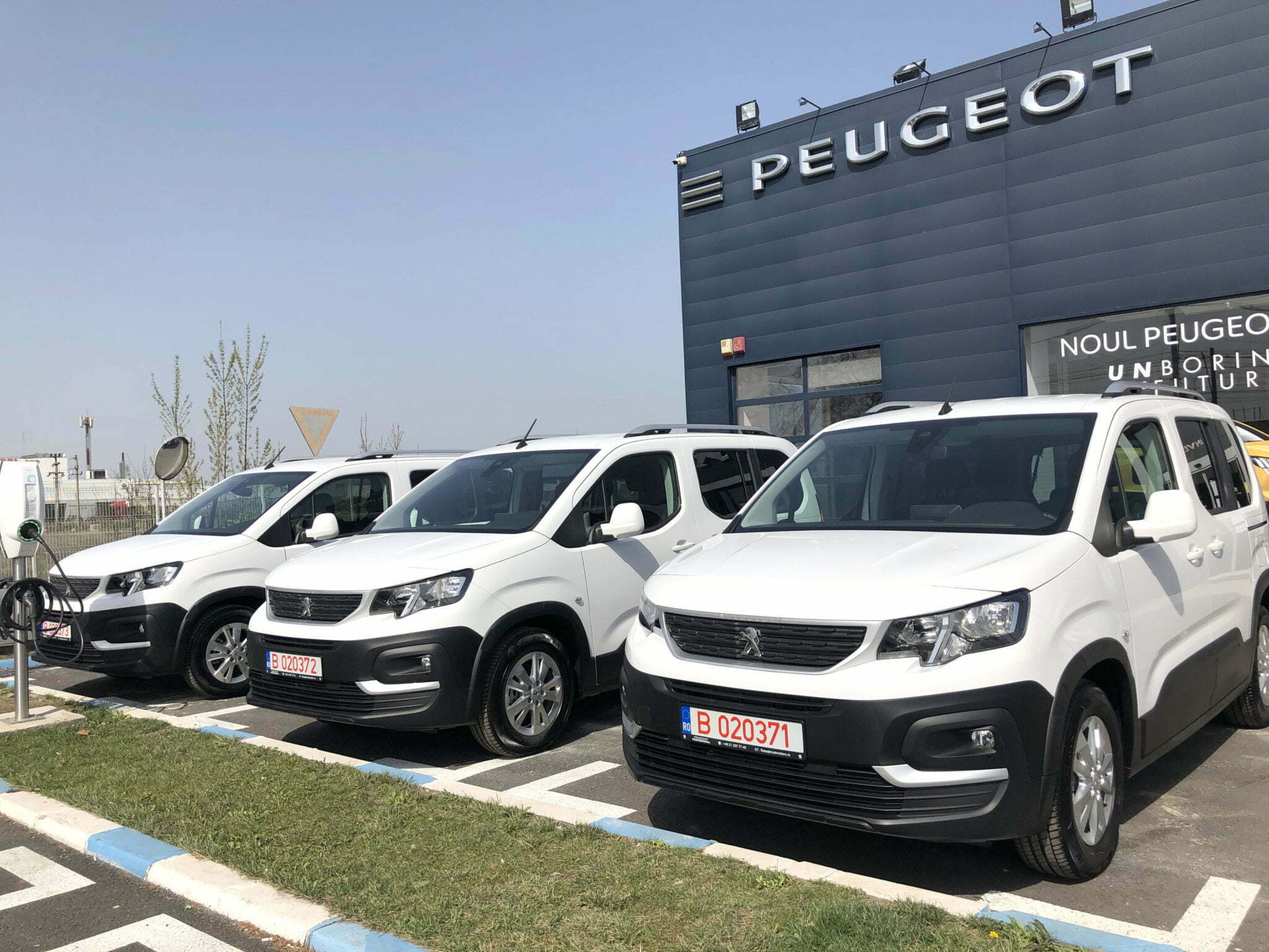 Trust Motors oferă trei autovehicule Peugeot Institutului Balș