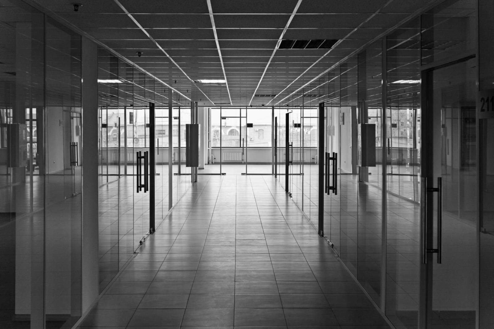 Analiză Sierra Quadrant: La fiecare 100 de firme care ajung în insolvență, mai puțin de 3 au încercat o procedură de prevenție 1 birouri goale dreamstime m 64061502 scaled
