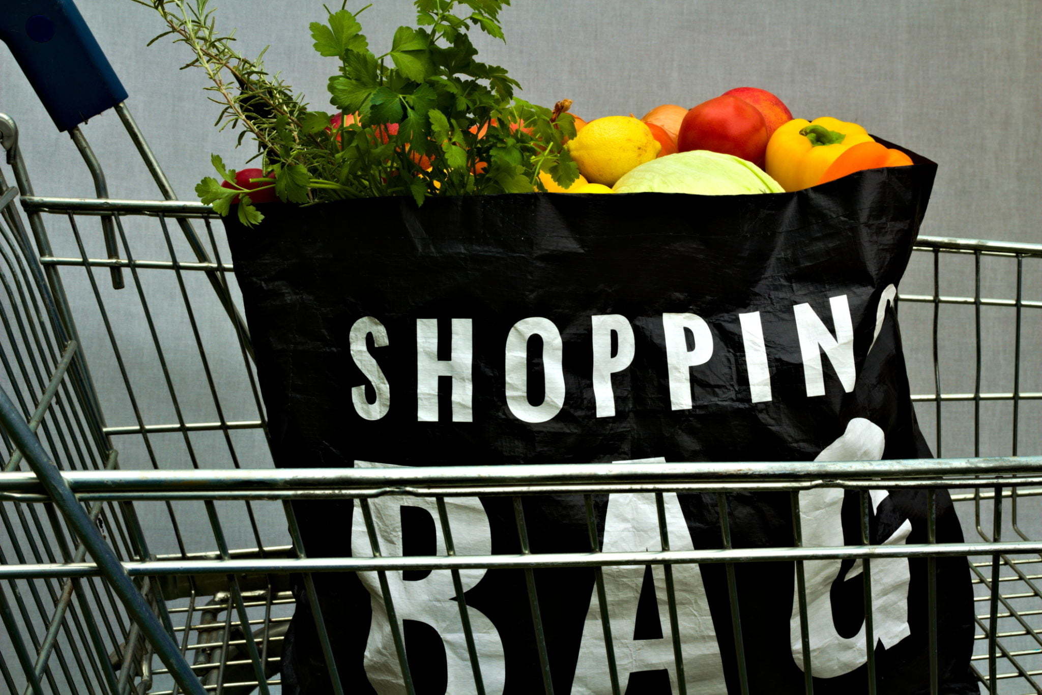 RetailZoom: vânzările de drojdie au crescut cu 366%, conservele de carne cu 625%