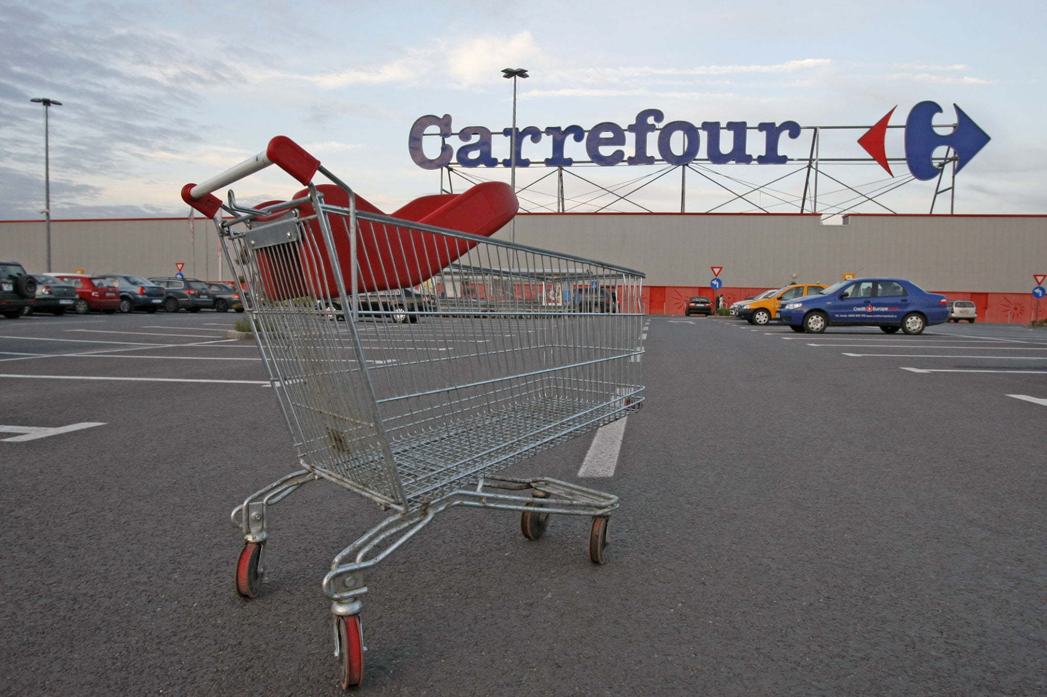 Carrefour plafonează prețurile până de Paște