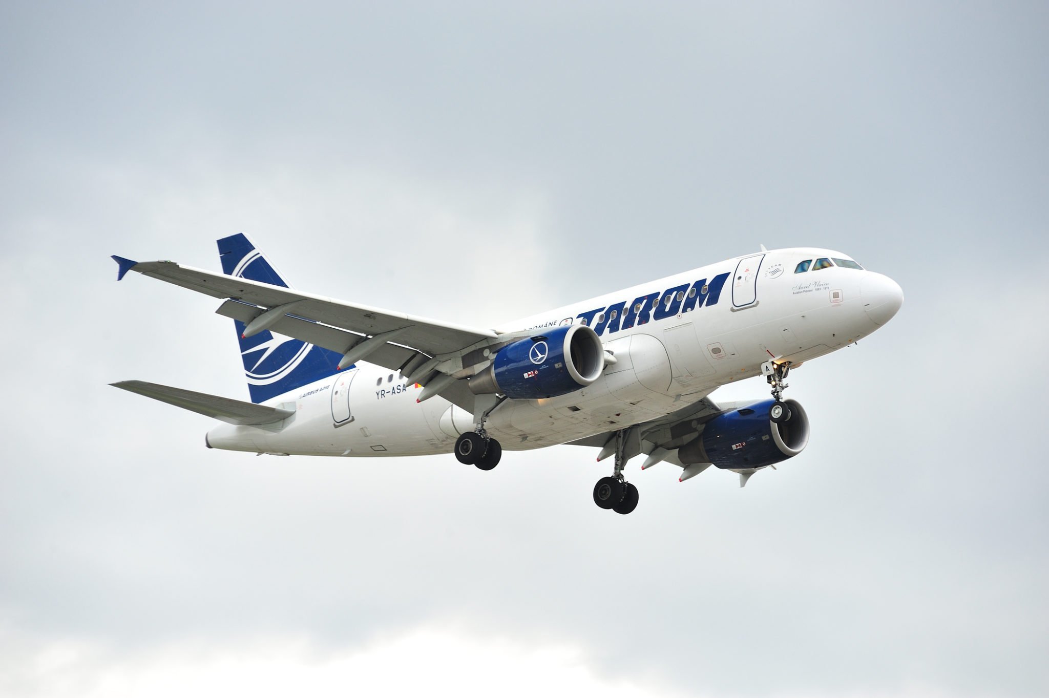 Tarom suspendă cursele interne