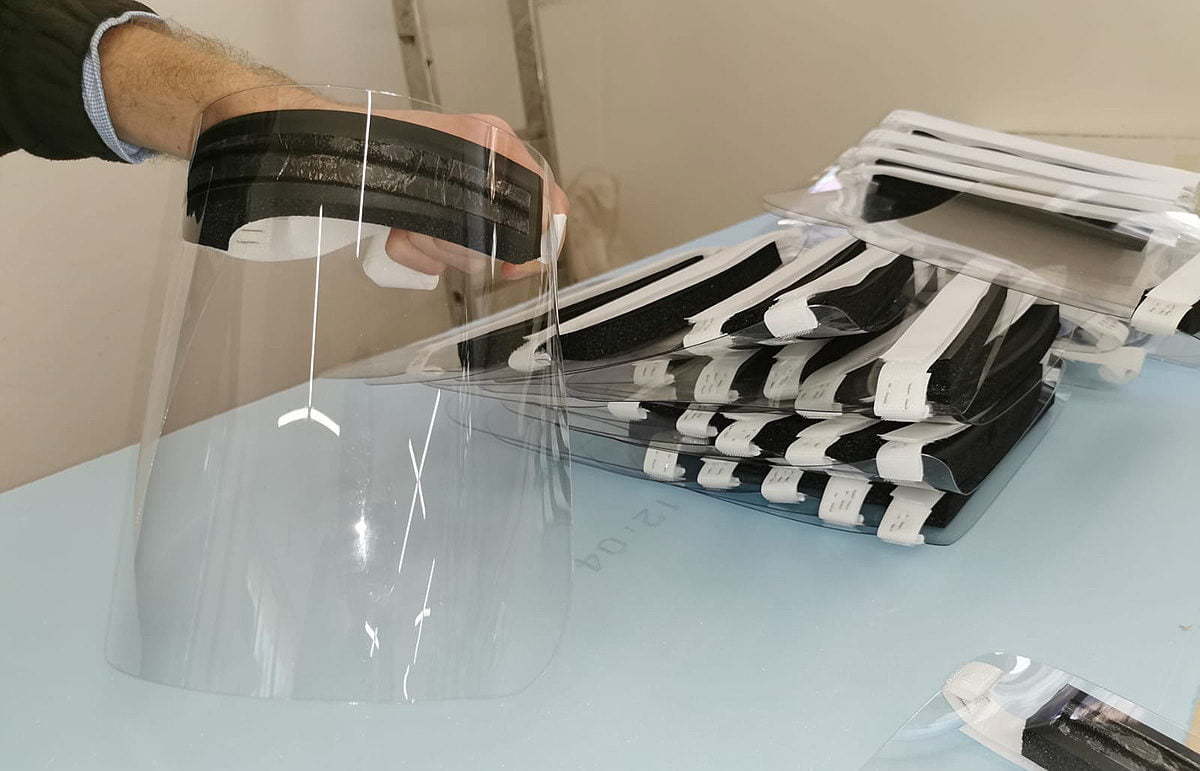 Un grup de tineri români face viziere pentru protecția medicilor. Cum îi putem ajuta
