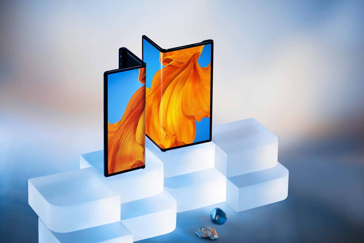 Huawei Mate Xs a ajuns în România. Cât costă smartphone-ul pliabil