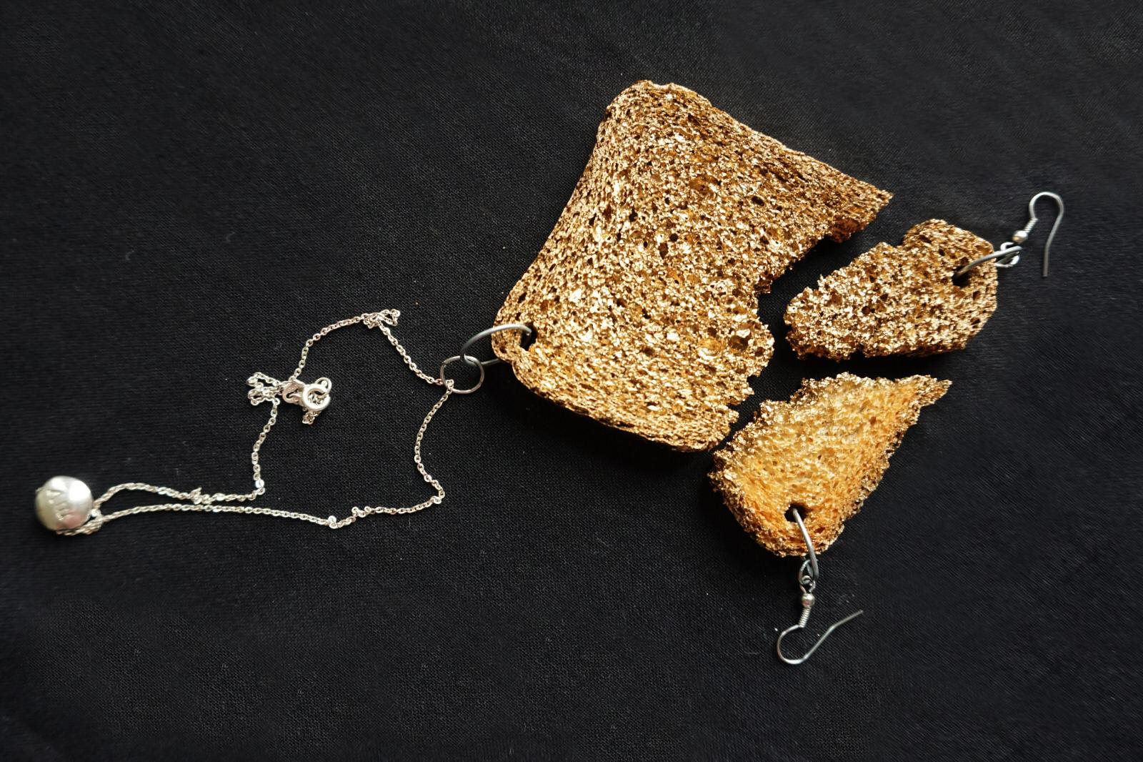 Galeria de artă contemporană ”Sandwich” sprijină artiștii locali prin vânzarea unor bijuteri inspira...
