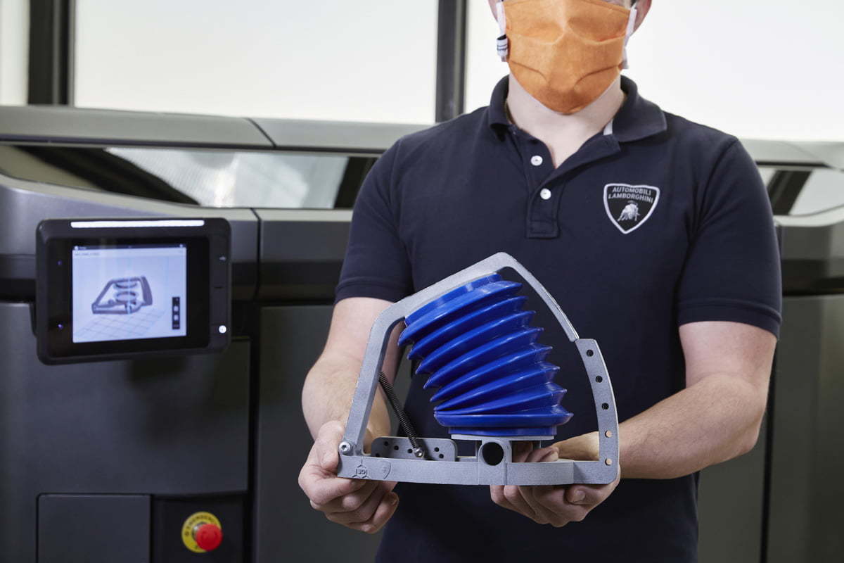 Lamborghini se implică în fabricarea de simulatoare de respirație artificială, care evaluează ventil...