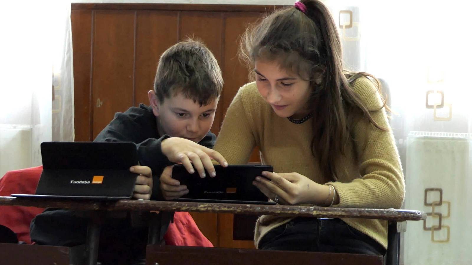 Copii defavorizați, din 50 de școli, primesc tablete pentru cursuri online
