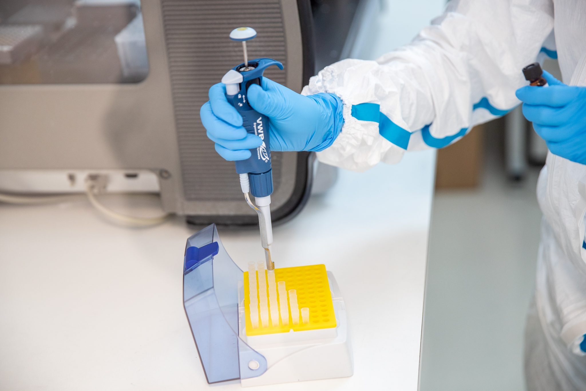 MedLife a identificat 30 de cazuri de infectare cu Omicron din 85 de probe COVID pozitive analizate ...