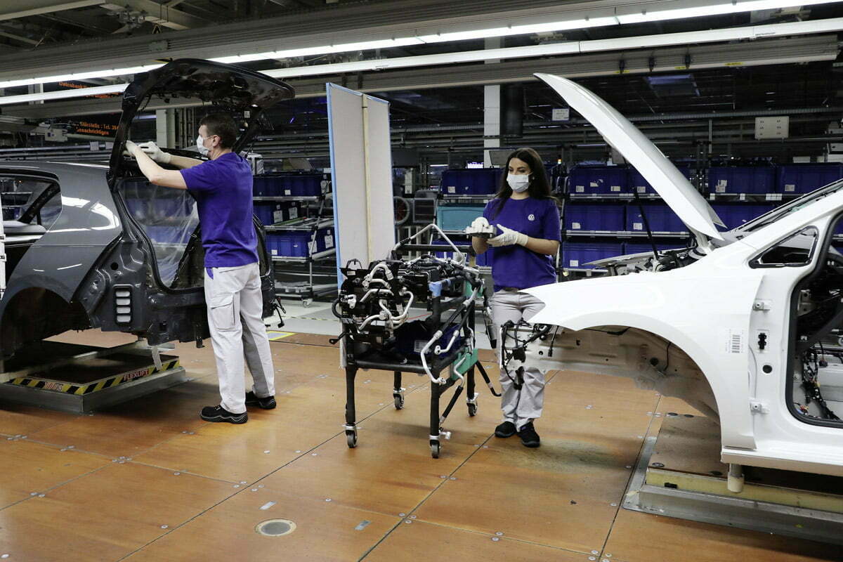 Volkswagen va relua producția în trepte, începând din 20 aprilie