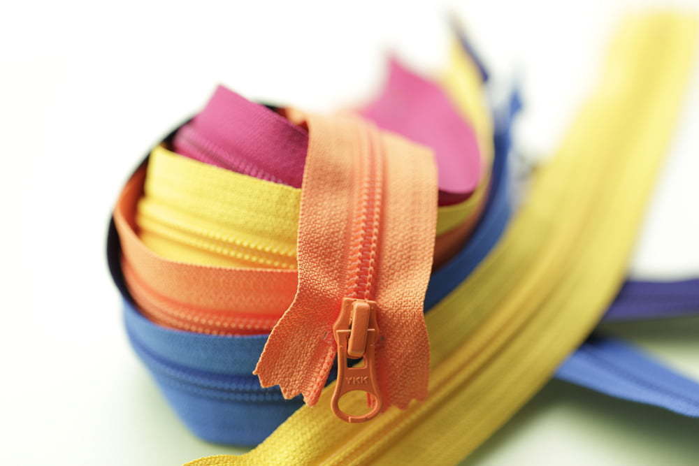 20.000 de fermoare pentru echipamentele de protecție anti-Covid-19 sunt produse săptămânal în Români...