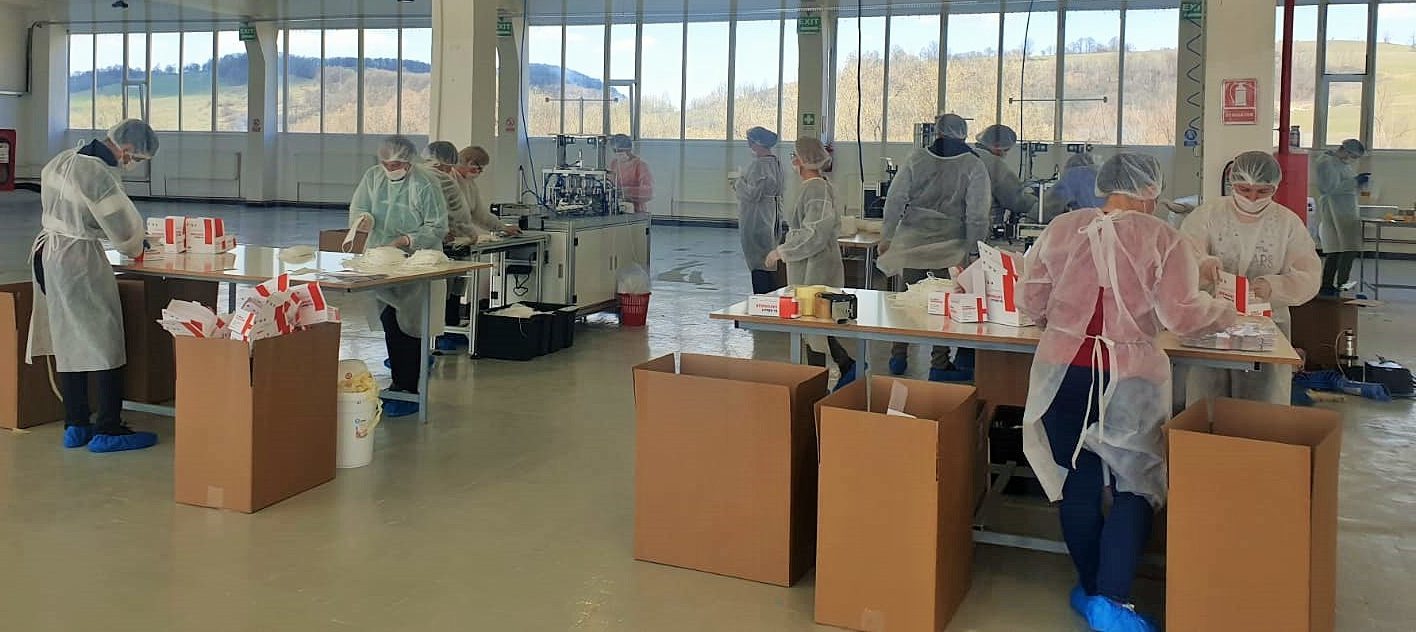 Un milion de măşti chirurgicale vor fi produse zilnic în România