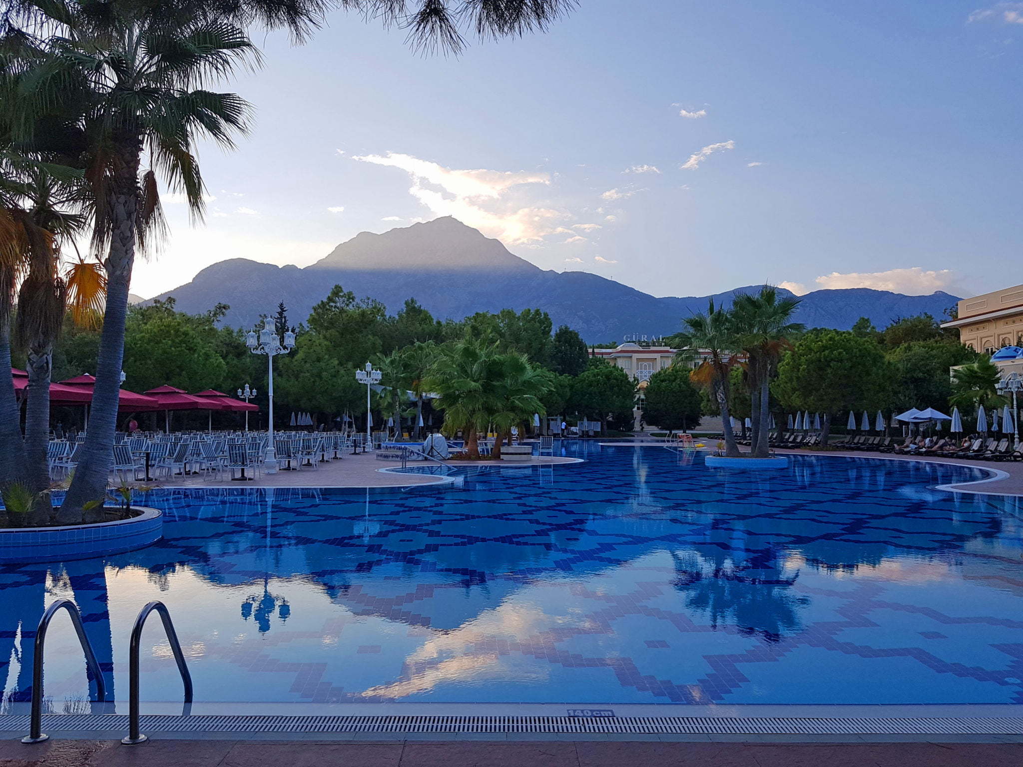 Ministrul Economiei recomandă reprogramarea vacanțelor, nu rambursarea banilor