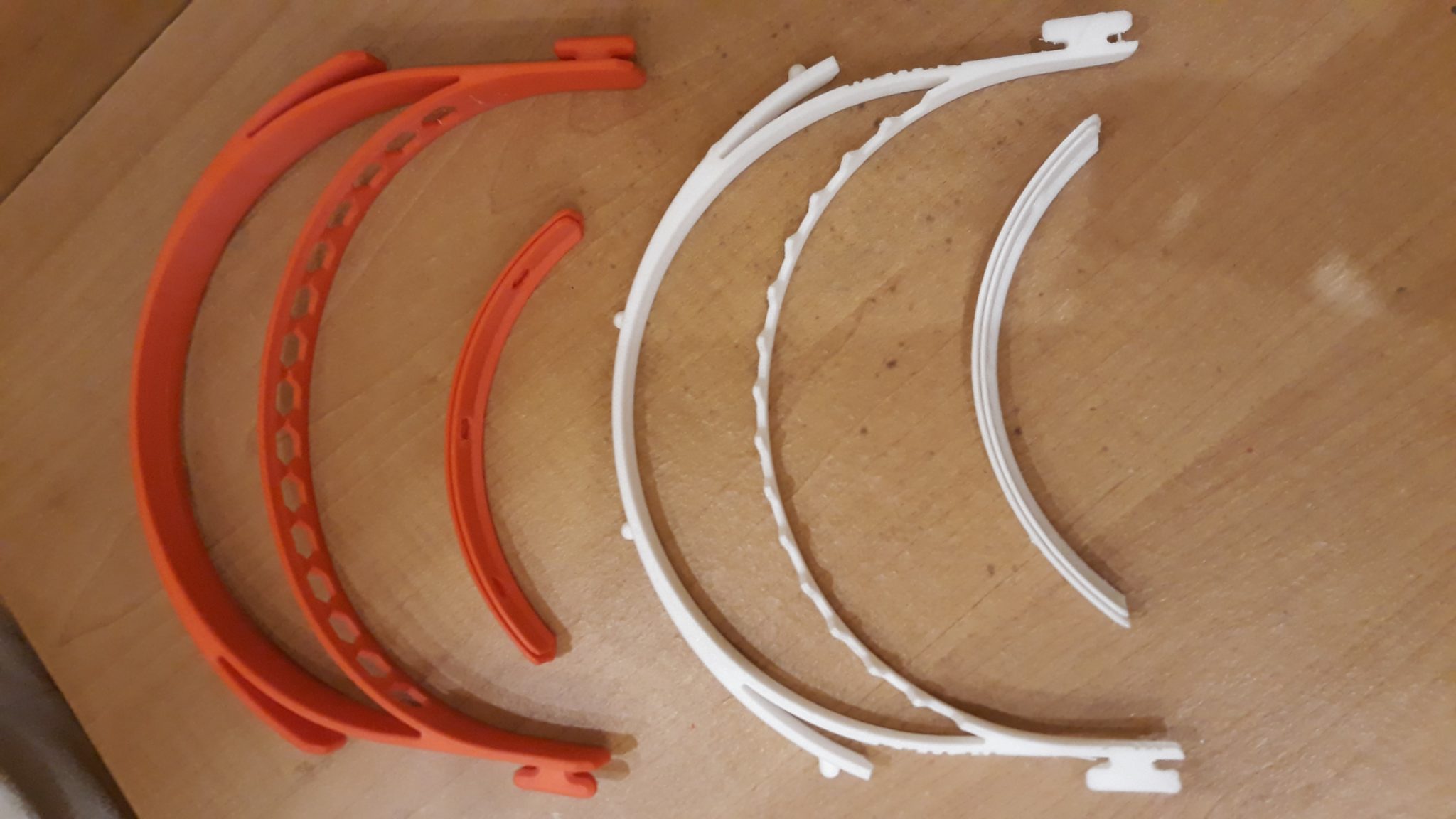 Elevii din mai multe licee produc echipamente medicale la imprimante 3D