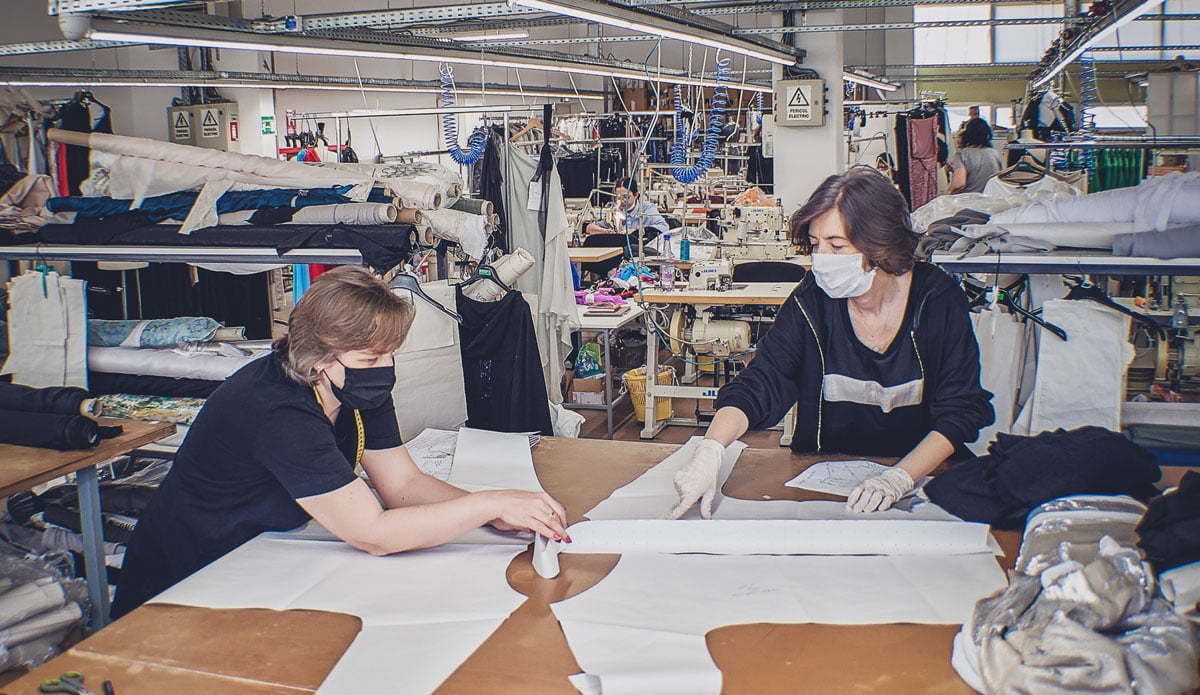 Irina Schrotter a reluat la Iași producția pentru export, dar perspectivele industriei de fashion su...