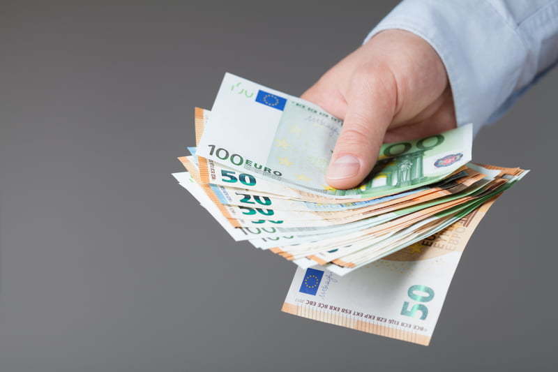 STUDIU: 15% dintre companii vor crește salariile angajaților din poziții cheie