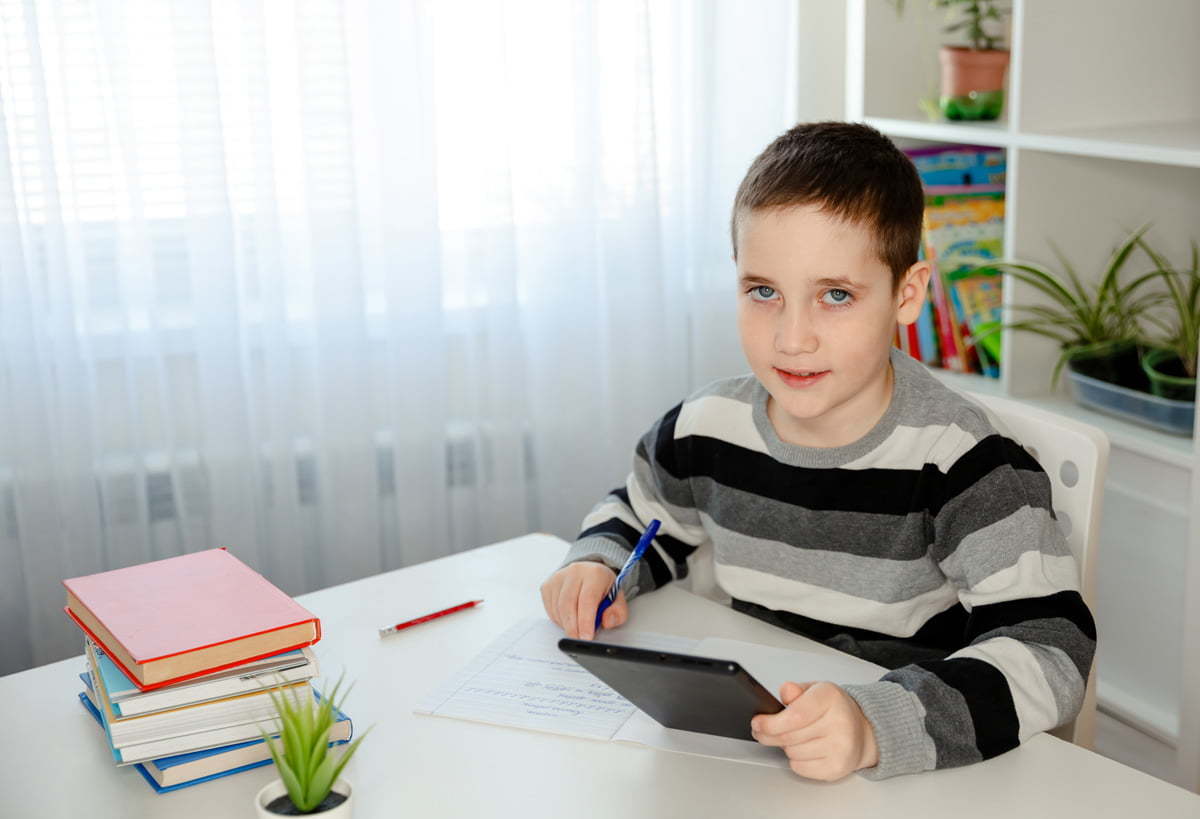 Apelul unei directoare de școală: 65 de elevi au nevoie de tablete și acces la internet ca să contin...