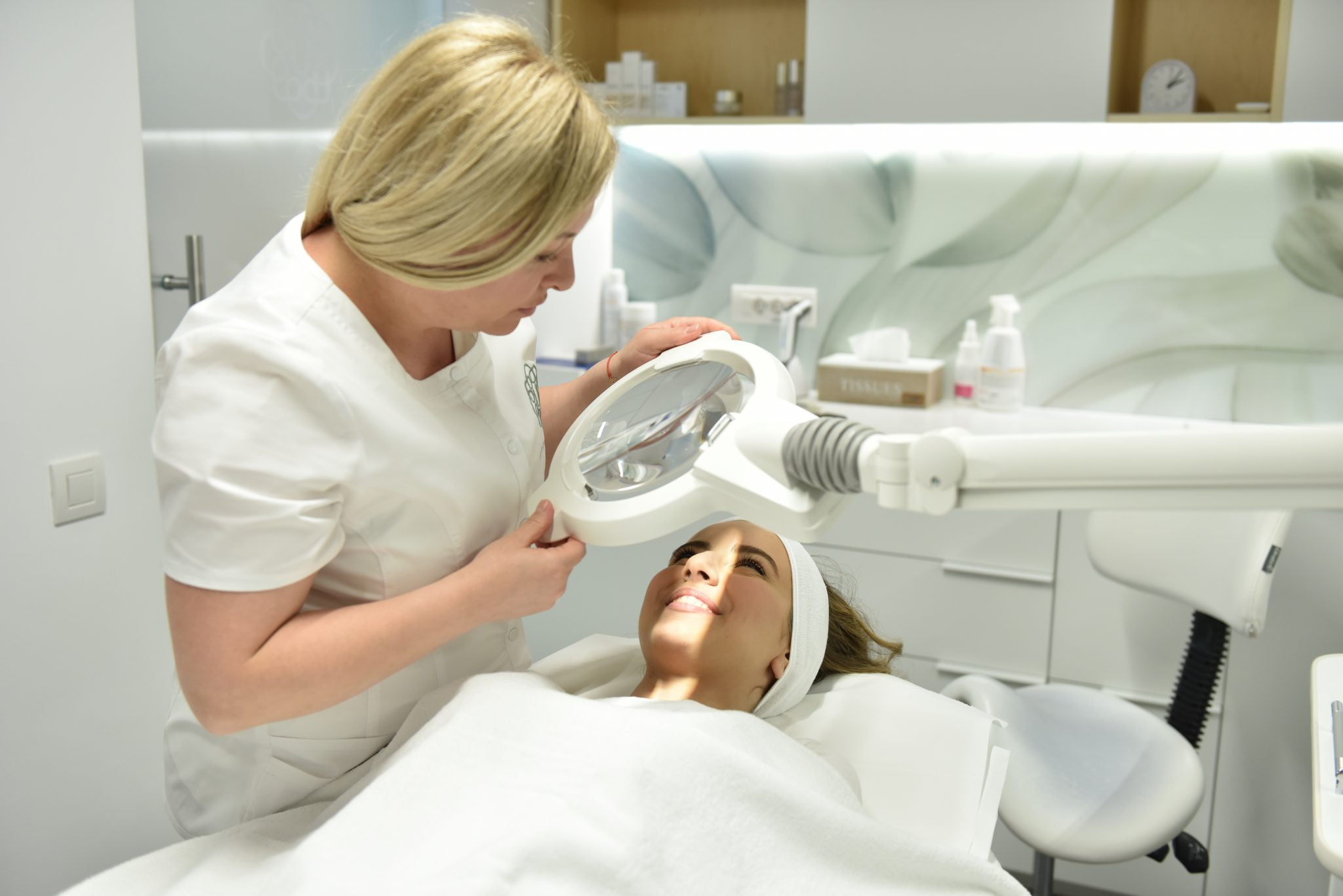 În ce constă și cum funcționează singurul peeling chimic permis în timpul verii