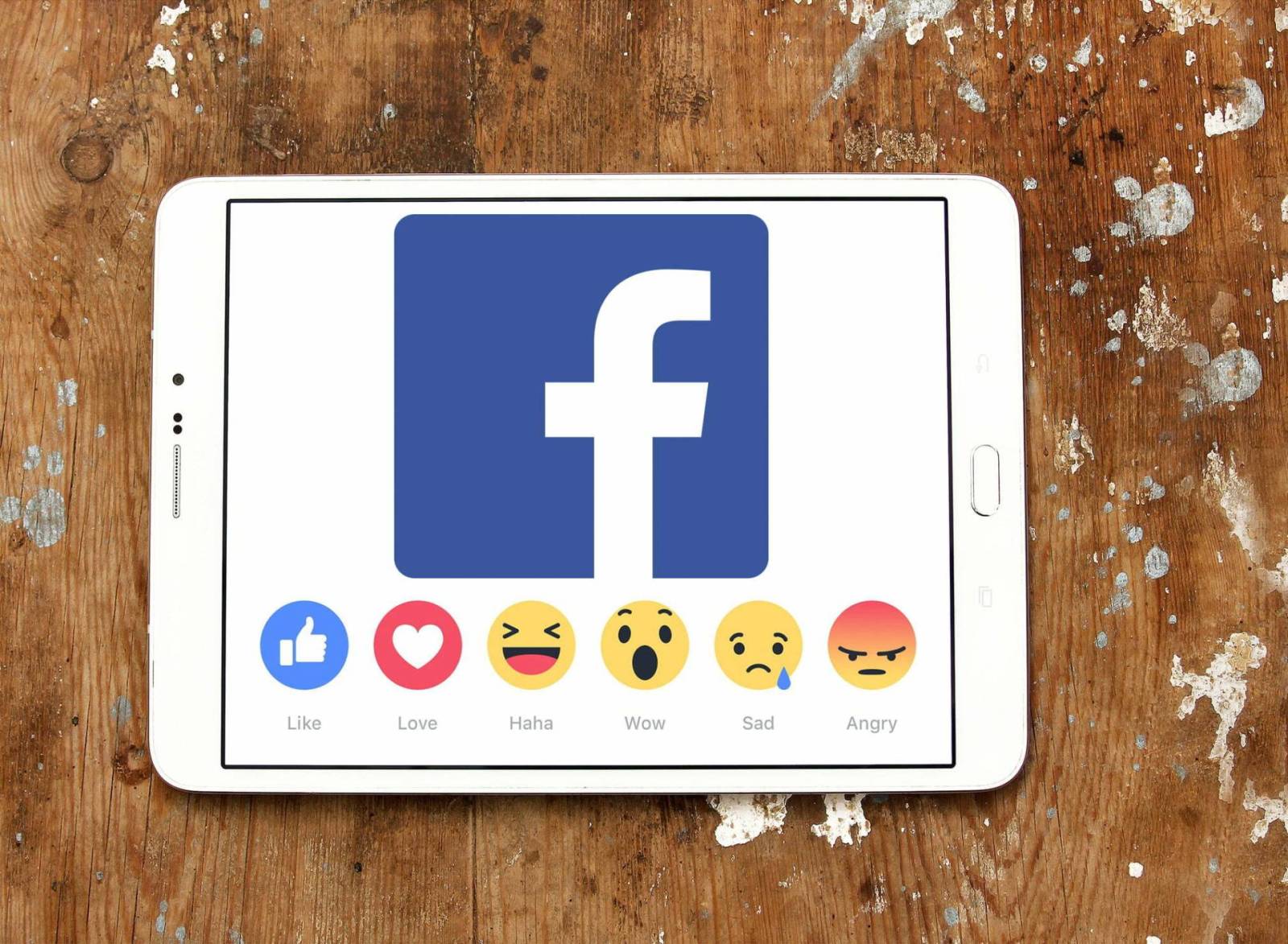 E.ON își suspendă publicitatea și postările pe Facebook și Instagram