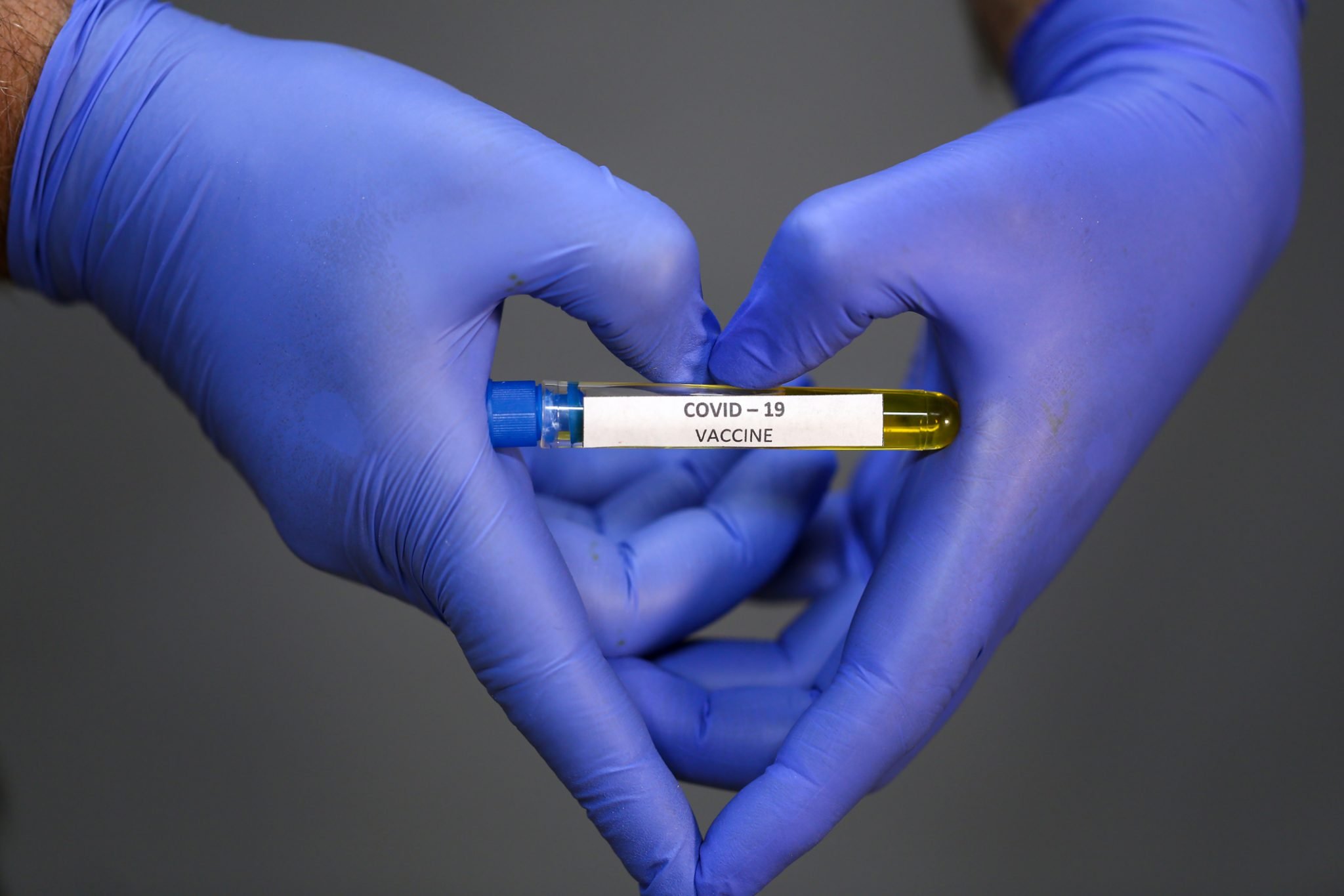 Pfizer și BioNTech grăbesc dezvoltarea a două vaccinuri împotriva SARS-CoV-2. Când ar putea fi gata?