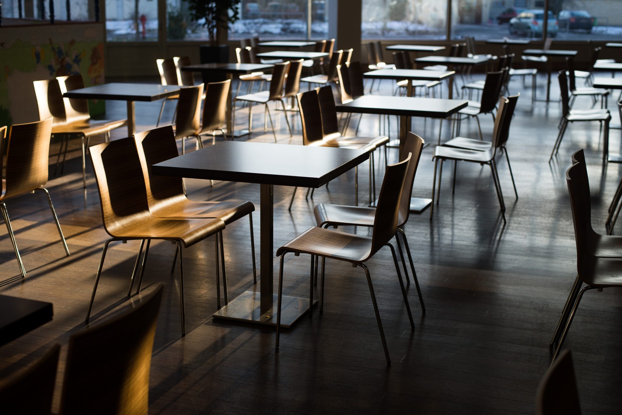 De luni se redeschid industria HoReCa și sălile de jocuri din București