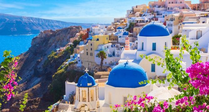 Cum așteaptă Santorini turiștii români