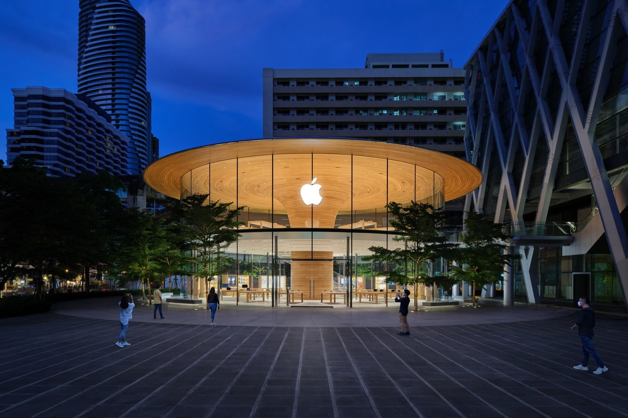 Deschis în pandemie: Cum arată noul magazin Apple din Bangkok