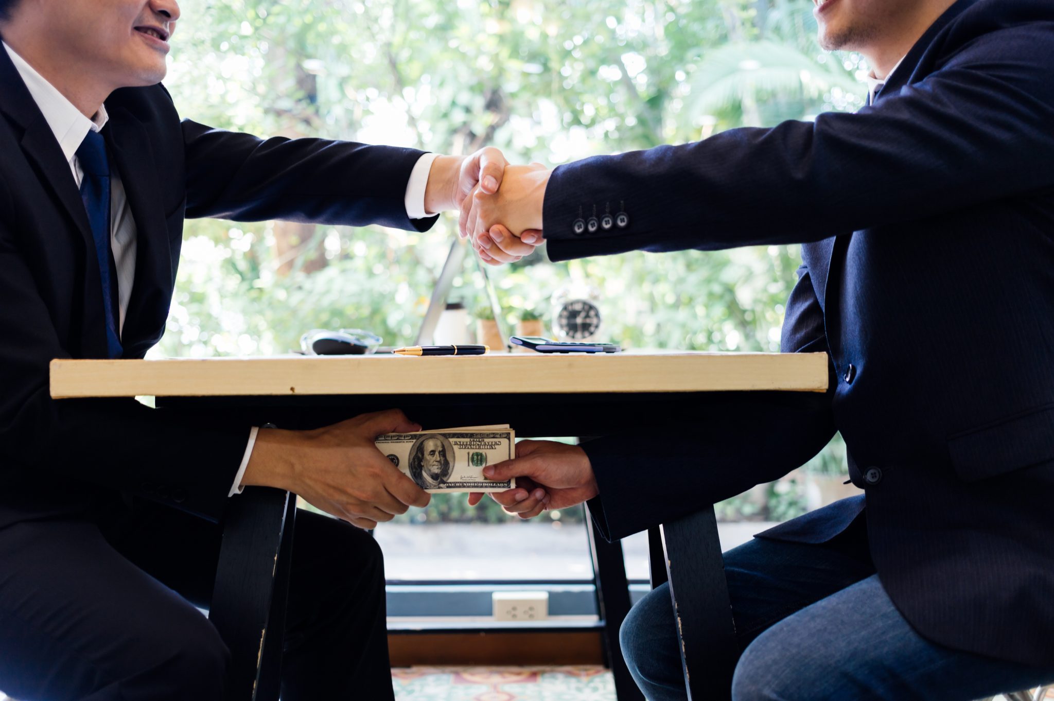 Numirile politice în companiile de stat pun în pericol interesul economic al României