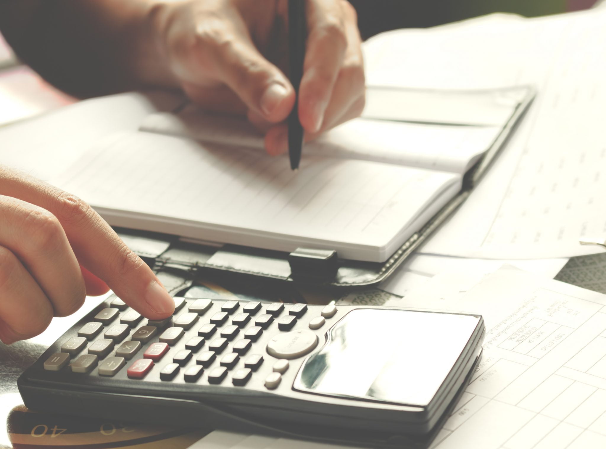 Bani albi pentru zile negre: creștere record a economisirii în UE