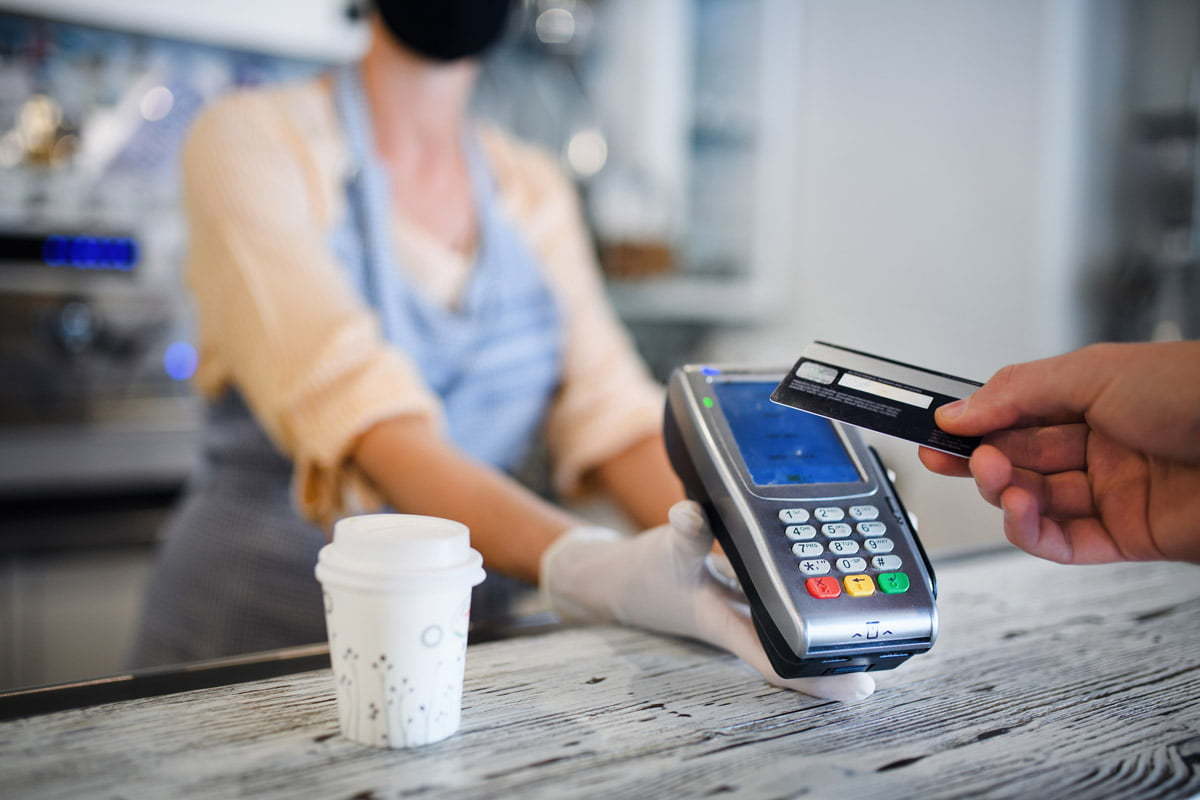 Peste 30% dintre români au apelat mai mult la plățile contactless în timpul pandemiei