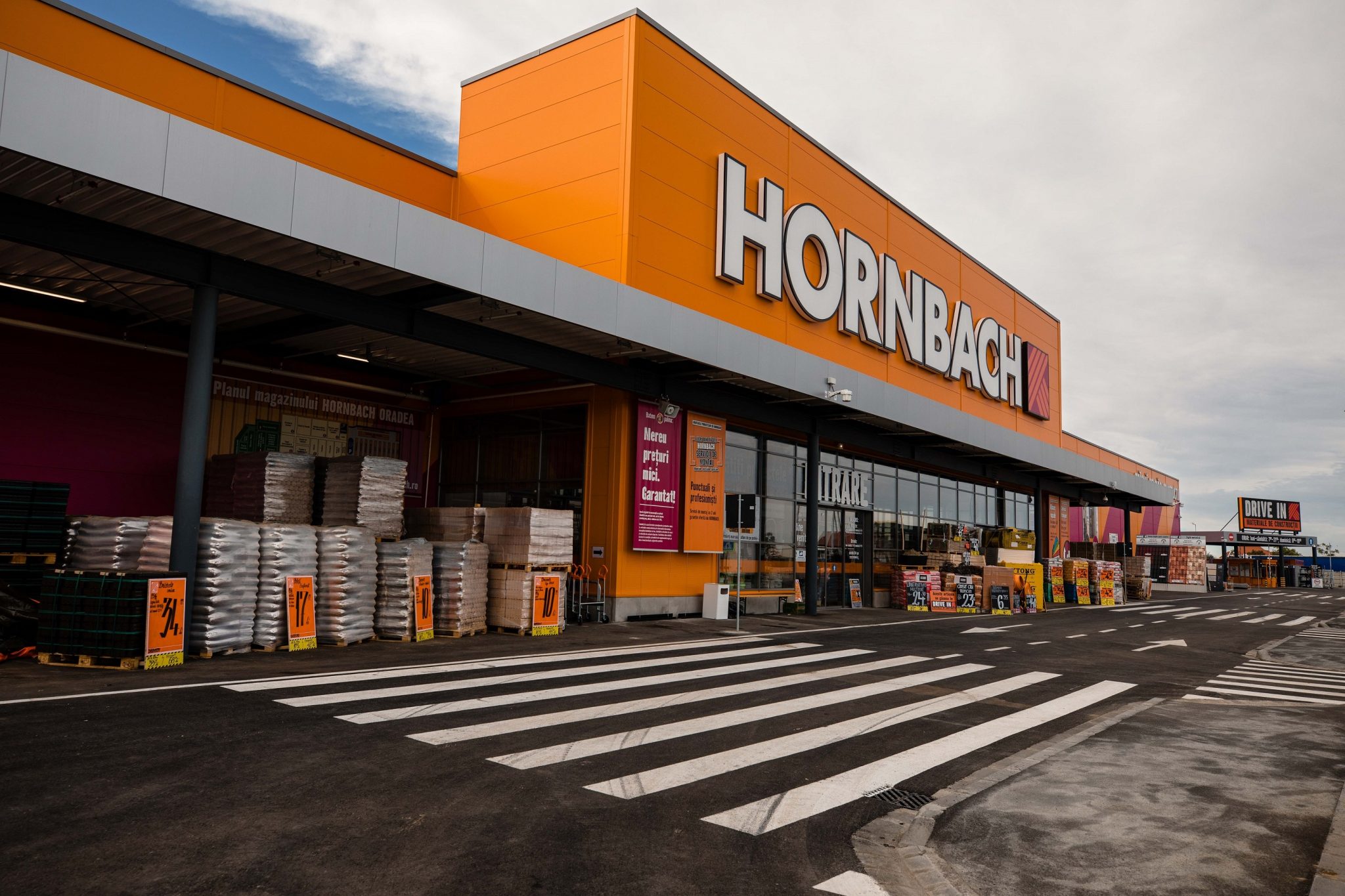 Hornbach continuă extinderea în România